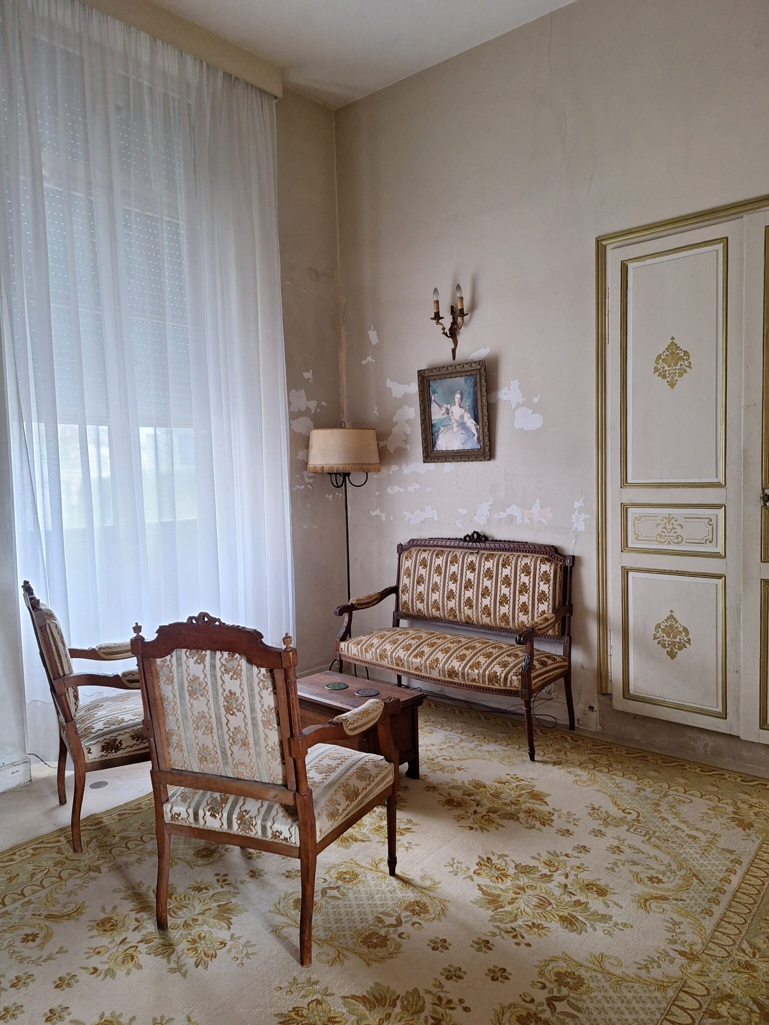 Room with sitting places and antique decor